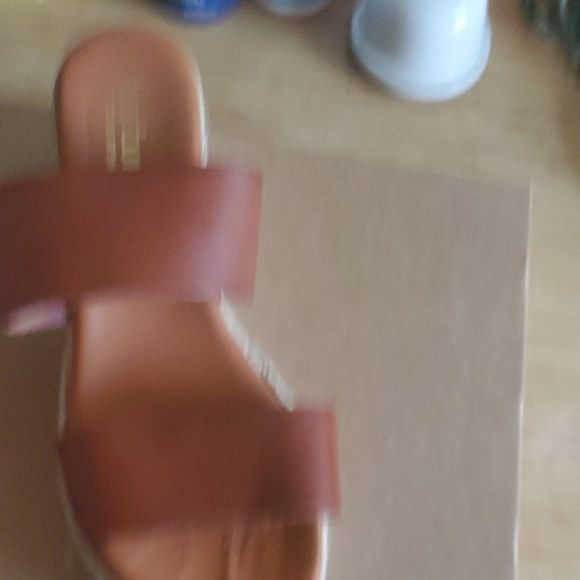 Bertuchi Women's Tan Leather Sandals - Picture 4 of 7